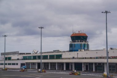 FUNCHAL, MADEIRA - 10 Ekim 2025 Cristiano Ronaldo Madeira Uluslararası Havalimanı kontrol kulesi ve terminal binası 