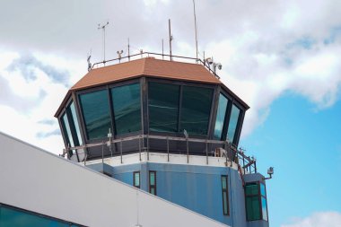 FUNCHAL, MADEIRA - 10 Ekim 2025 Cristiano Ronaldo Madeira Uluslararası Havalimanı kontrol kulesi 