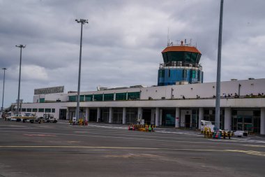FUNCHAL, MADEIRA - 10 Ekim 2025 Cristiano Ronaldo Madeira Uluslararası Havalimanı kontrol kulesi ve terminal binası 