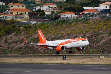 FUNCHAL, MADEIRA - 10 Ekim 2025: Cristiano Ronaldo Madeira Uluslararası Havalimanı 'na iniş sırasında EasyJet Airbus A320 uçağı 