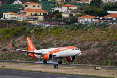 FUNCHAL, MADEIRA - 10 Ekim 2025: Cristiano Ronaldo Madeira Uluslararası Havalimanı 'na iniş sırasında EasyJet Airbus A320neo uçağı 