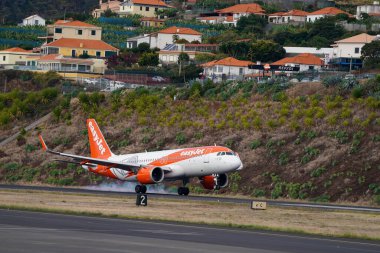 FUNCHAL, MADEIRA - 10 Ekim 2025: Cristiano Ronaldo Madeira Uluslararası Havalimanı 'na iniş sırasında EasyJet Airbus A320neo uçağı 