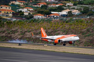 FUNCHAL, MADEIRA - 10 Ekim 2025: Cristiano Ronaldo Madeira Uluslararası Havalimanı 'na iniş sırasında EasyJet Airbus A320neo uçağı 