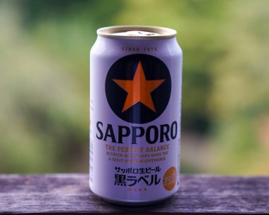 KYOTO, JAPONYA - 4 EKİM 2024: bir kutu Sapporo Birası. Sapporo, Japonya 'da 1876' da kurulan en eski bira markasıdır ve birinci sınıf birası ile bilinir, gevrek ve dengeli bir tadı vardır. 