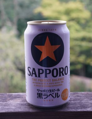 KYOTO, JAPONYA - 4 EKİM 2024: bir kutu Sapporo Birası. Sapporo, Japonya 'da 1876' da kurulan en eski bira markasıdır ve birinci sınıf birası ile bilinir, gevrek ve dengeli bir tadı vardır. 