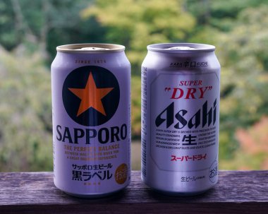 KYOTO, JAPONYA - 4 Ekim 2024: Sapporo ve Asahi Japon Birası. Asahi ve Sapporo, kendilerine has bira biralarıyla tanınan popüler Japon bira fabrikalarıdır.