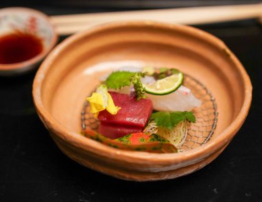 Geleneksel bir taze balık, çiğ balık ya da et yemeği olan Japon saşimi servisi genellikle kaiseki gibi çok yönlü bir yemeğin bir parçasıdır.