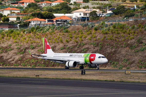FUNCHAL, MADEIRA - 10 Ekim 2025: Cristiano Ronaldo Madeira Uluslararası Havaalanına inerken TAP Air Portugal Airbus A320neo uçağı 