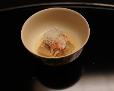 Kaiseki Nimono: Beyaz Balık, Kar Yengeci ve Aromatik Dashi