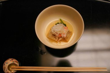Kaiseki Nimono: Beyaz Balık, Kar Yengeci ve Aromatik Dashi
