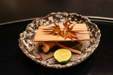 Kaiseki Mevsimlik Aperatif: Sedir Izgara Balık, Daikon ve Sudachi