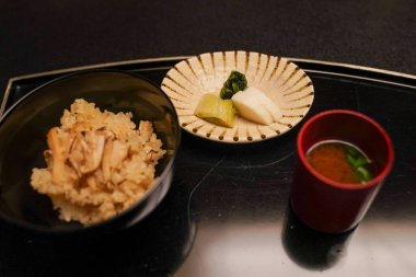 Kaiseki akşam yemeği: Takikomi Gohan, Miso Çorbası ve Tsukemono Kursu (Japon baharatlı pirinç mantar, Miso Çorbası ve Japon turşusuyla pişirilir.)