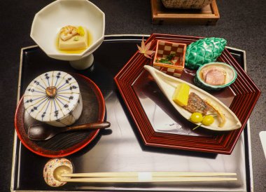 İki kişilik tam Kaiseki rotası: Hassun ve Chawanmushi Pisti (ızgara balıklı aperatif tabağı, garnitürlü susamlı tofu, ve baharatlı yumurtalı muhallebi.) 