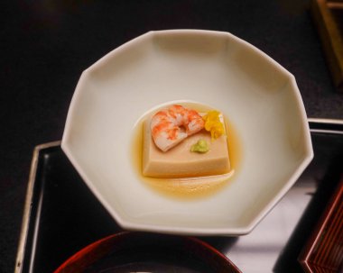 Kaiseki Yemeği: Goma Dofu ve Karides Aperatifi