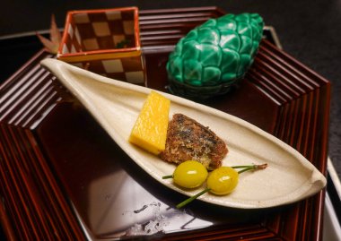 Kaiseki Hassun (mevsimlik meze) Mevsimlik Garnitürlü Tabak