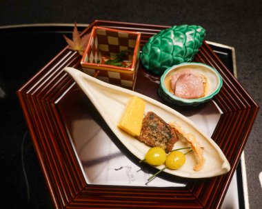 Kaiseki Hassun (mevsimlik meze) Mevsimlik Garnitürlü Tabak