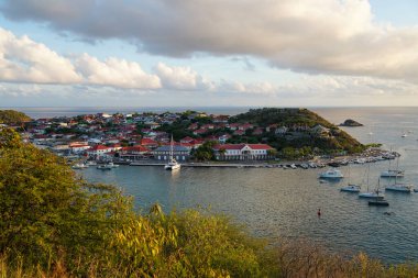 St. Barts 'taki Gustavia Limanı' nın havadan görüntüsü. Ada, kış tatili döneminde popüler bir turizm merkezidir.