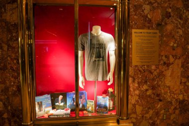 NEW YORK - NOVEMBER 11, 2025: Trump Markalı Marka Vitrini ve diğer Trump yanlısı ürünler Manhattan Trump Tower 'daki Trump Store' da satışa sunuldu