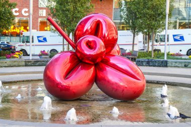 NEW YORK - 31 Ekim 2017: Jeff Koons 7. Dünya Ticaret Merkezi Şehir Çeşmesi 'ndeki Kırmızı Balon Çiçek Heykeli. Bu Koons 'un son derece cilalanmış, halka açık paslanmaz çelik heykellerinden biri.