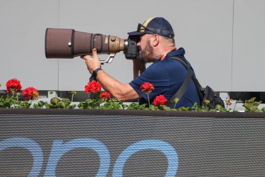 PARIS, FRANCE - 30 Mayıs 2023: Paris, Fransa 'da Roland Garros' ta oynanan tenis maçında profesyonel spor fotoğrafçısı