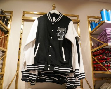 NEW YORK - 11 Kasım 2025: Donald Trump temalı ürünler Manhattan Trump Tower 'daki Trump Store' da satışa sunuldu