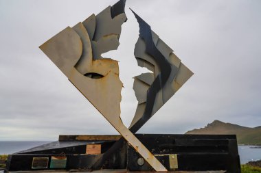 CAPE HORN, ŞİLYE - 3 Şubat 2020 Albatros şekilli Cape Horn Anıtı, Cape Burnu 'nda yelken açmaya çalışırken hayatını kaybeden binlerce denizcinin anısına dikilmektedir.