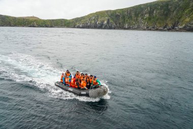 CAPE HORN, CHILELE- 3 Şubat 2020: Turistler, Tierra del Fuego 'nun fiyortları sırasında Cape Horn' un Şili 'ye inmesinden sonra Zodiac şişme botlarıyla 