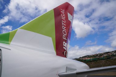 FUNCHAL, MADEIRA - 10 Ekim 2025: Cristiano Ronaldo Madeira Uluslararası Havalimanında TAP Air Portugal Airbus A320neo kuyruk yüzgeci 