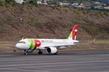 FUNCHAL, MADEIRA - 10 Ekim 2025: TAP Air Portugal Airbus A320neo Cristiano Ronaldo Madeira Uluslararası Havalimanı pistinde 