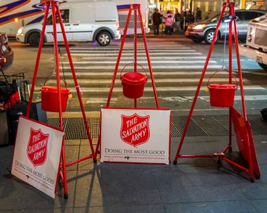 NEW YORK - 20 Kasım 2022: Manhattan şehir merkezindeki tahsilat için Kurtuluş Ordusu tabelaları ve kırmızı çaydanlıklar. Bu Hıristiyan örgütü, 126 ülkede faaliyet gösteren hayır işleriyle tanınıyor.