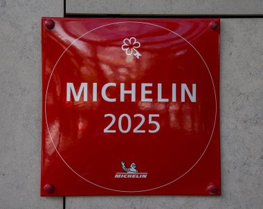 FUNCHAL, MADEIRA - 7 Ekim 2025: Portekiz 'in Madeira adasındaki Funchal şehrinde bulunan Savoy Palace oteli için One Michelin Key plaketi. Otel, dünyanın önde gelen otellerinin bir üyesidir.