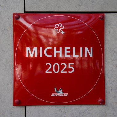 FUNCHAL, MADEIRA - 7 Ekim 2025: Portekiz 'in Madeira adasındaki Funchal şehrinde bulunan Savoy Palace oteli için One Michelin Key plaketi. Otel, dünyanın önde gelen otellerinin bir üyesidir.