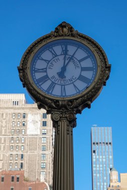 NEW YORK - 14 Ocak 2025: Beşinci Cadde Saat Binası, 1909 'da Manhattan' ın tarihi Flatiron bölgesinde tamamlandı.
