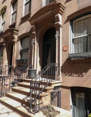 NEW YORK - 8 Nisan 2025: Franklin D. ve Eleanor Roosevelt Historic Marker Manhattan, New York 'ta 125 Doğu 36. 1905-1908 yılları arasında bu binada yaşadılar.