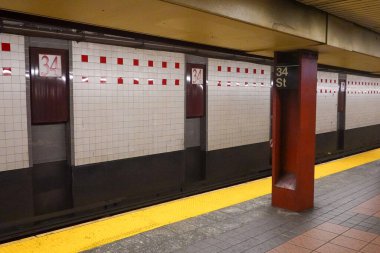 NEW YORK - 8 Nisan 2025: Manhattan 'daki 34. Sokak Herald Meydanı Metro İstasyonu 