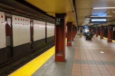 NEW YORK - 8 Nisan 2025: Manhattan 'daki 34. Sokak Herald Meydanı Metro İstasyonu 