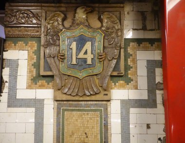 NEW YORK - 29 Temmuz 2025: Manhattan 14. Cadde Metro İstasyonu 'ndaki Mozaik tabelası