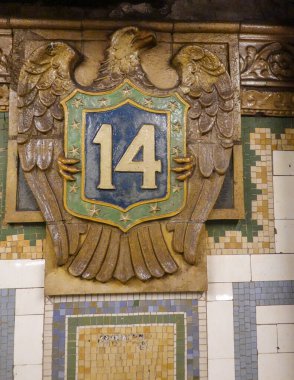 NEW YORK - 29 Temmuz 2025: Manhattan 14. Cadde Metro İstasyonu 'ndaki Mozaik tabelası