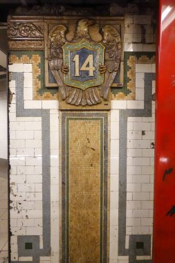 NEW YORK - 29 Temmuz 2025: Manhattan 14. Cadde Metro İstasyonu 'ndaki Mozaik tabelası