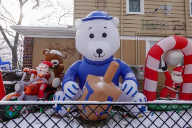 BrooKLYN, New York - 14 Aralık 2025: Brooklyn, New York 'ta açık hava şişirilebilir Noel ve Hanuka dekorasyonları
