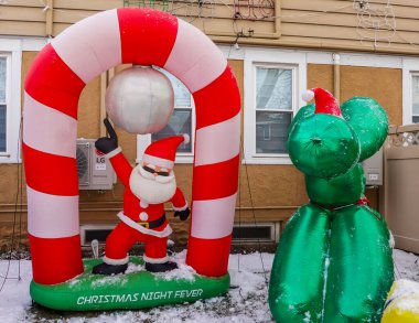 BrooKLYN, New York - 14 Aralık 2025: Brooklyn, New York 'ta açık hava şişirilebilir Noel ve Hanuka dekorasyonları