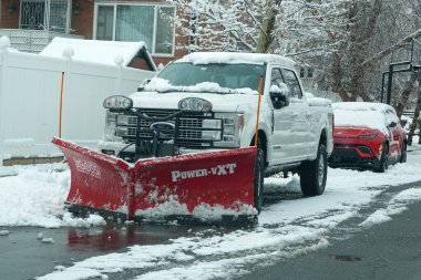 BrooKLYN, New York - 14 Aralık 2025: New York 'a az kar yağdıktan sonra Brooklyn' de kar temizleme aracı hazır