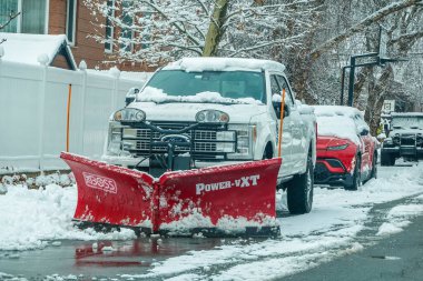 BrooKLYN, New York - 14 Aralık 2025: New York 'a az kar yağdıktan sonra Brooklyn' de kar temizleme aracı hazır