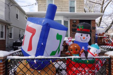 BrooKLYN, New York - 14 Aralık 2025: Brooklyn, New York 'ta açık hava şişirilebilir Noel ve Hanuka dekorasyonları