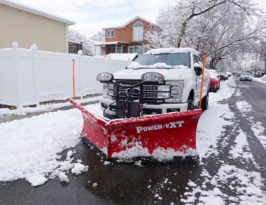 BrooKLYN, New York - 14 Aralık 2025: New York 'a az kar yağdıktan sonra Brooklyn' de kar temizleme aracı hazır