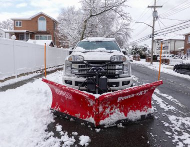 BrooKLYN, New York - 14 Aralık 2025: New York 'a az kar yağdıktan sonra Brooklyn' de kar temizleme aracı hazır