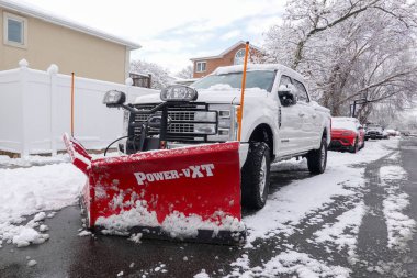 BrooKLYN, New York - 14 Aralık 2025: New York 'a az kar yağdıktan sonra Brooklyn' de kar temizleme aracı hazır