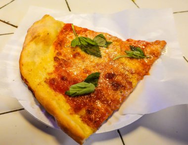 New York tarzı pizza dilimi