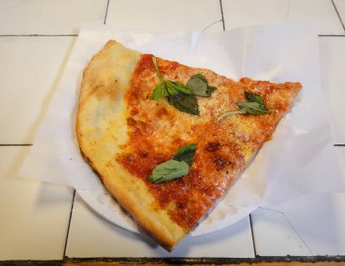 New York tarzı pizza dilimi