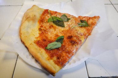 New York tarzı pizza dilimi